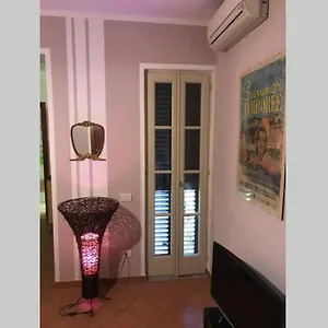Aperitivo In Terrazza Vicinissimo Al Centro. Appartamento